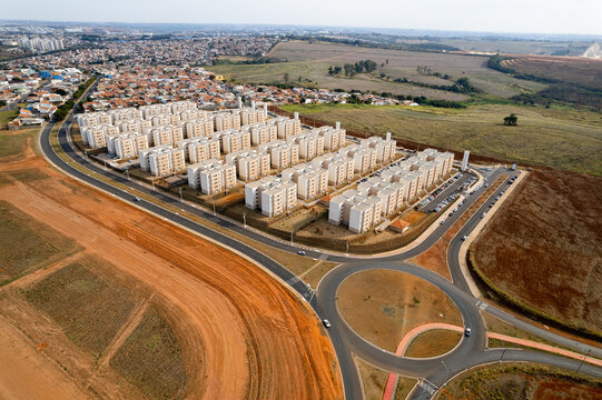 Fotografia a&eacute;rea da cidade de Paul&iacute;nia, interior de S&atilde;o Paulo. Casas, pr&eacute;dios e parques na charmosa cidade interiorana. 