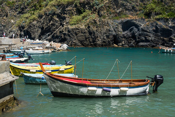 Fototapeta na wymiar boats in the bay of Vernazza