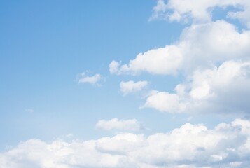 Obraz na płótnie Canvas 澄んだ空に柔らかく広がる雲