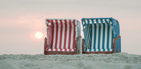 Strandkörbe im Sonnenuntergang