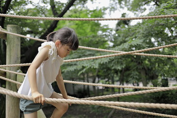 綱渡りで遊ぶ女子小学生 (7歳)