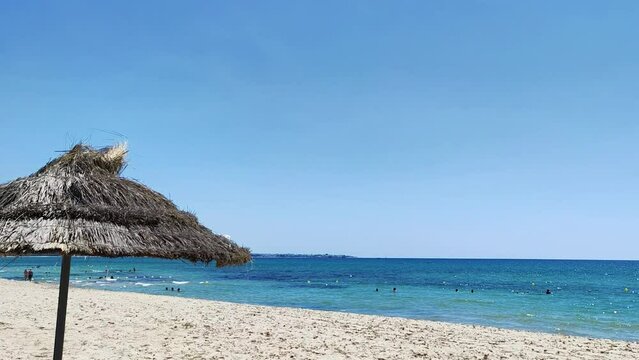 parasol en paille sur une plage