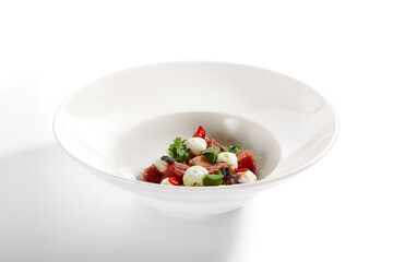 Tuna with stracciatella cheese and spicy sauce
