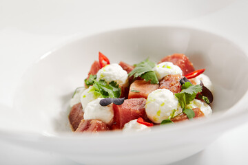 Tuna with stracciatella cheese and spicy sauce