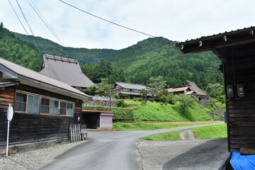 日本の田舎、原風景、夏、美山、かやぶき、美山かやぶきの里、古民家、しっくい、日本家屋、歴史的建造物、木造建築、かやぶきの屋根
