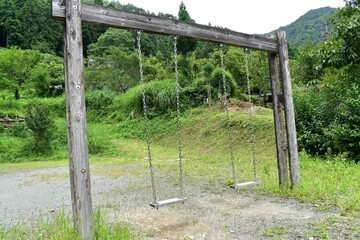 日本の田舎、原風景、夏、美山、かやぶき、美山かやぶきの里、公園、ブランコ