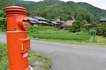 Fototapeta na wymiar 日本の田舎、原風景、夏、美山、かやぶき、美山かやぶきの里、石垣、古民家、しっくい、日本家屋、歴史的建造物、木造建築、郵便ポスト