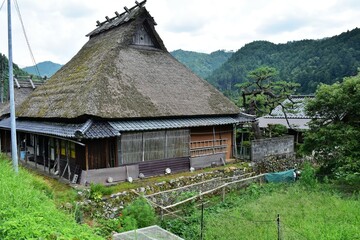 Fototapeta na wymiar 日本の田舎、原風景、夏、美山、かやぶき、美山かやぶきの里、石垣、古民家、しっくい、日本家屋、歴史的建造物、木造建築