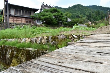Fototapeta na wymiar 日本の田舎、原風景、夏、美山、かやぶき、美山かやぶきの里、石垣、古民家、しっくい、日本家屋、小川、綺麗な水