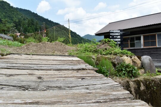 日本の田舎、原風景、夏、美山、かやぶき、美山かやぶきの里、石垣、古民家、しっくい、日本家屋、小川、綺麗な水、木の橋