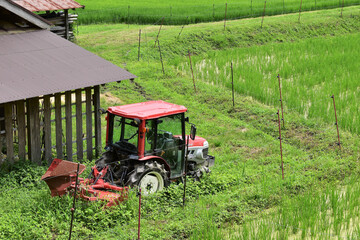 日本の田舎、原風景、夏、美山、かやぶき、美山かやぶきの里、田んぼ、稲、水田、木材加工、家屋、古民家、屋敷、倉庫、トラクター