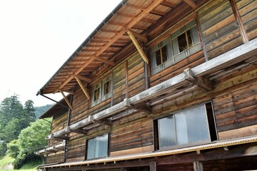 日本の田舎、原風景、夏、美山、かやぶき、美山かやぶきの里、田んぼ、稲、水田、木材加工、家屋、古民家、屋敷、倉庫、トラクター