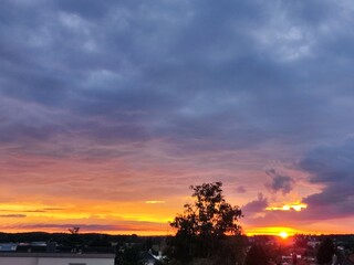 Sonnentuntergan in der Stadt