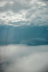 C&eacute;u entre duas camadas de nuvens