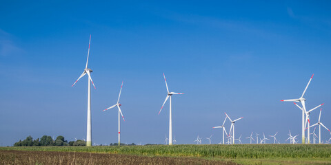 Windkraft in der flachen Landschaft