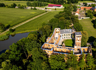 Tworków, ruiny zamku na Śląsku w Polsce, panorama z lotu ptaka