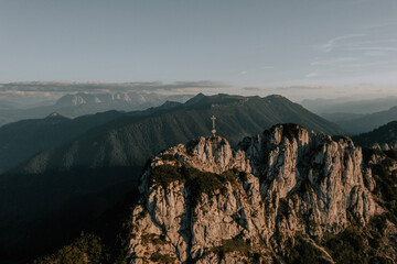 Die Kampenwand ist ein 1669 m ü. NHN hoher Berggipfel in den Chiemgauer Alpen. Sein Gipfelkreuz...