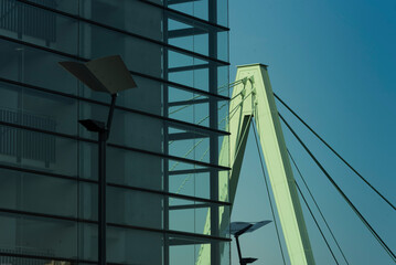Detail vom Pylon der Severinsbrücke in Köln mit gläsernem Treppenhaus im Vordergrund © Norbert Frommelt