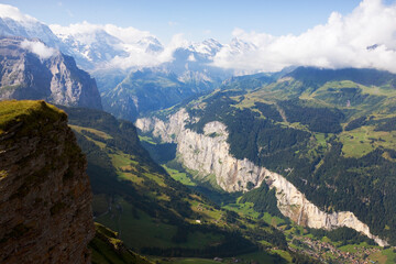 Obraz premium The spectacular Lauterbrunnen valley from the peak of the Männlichen; with the Lauterbrunnen Wall blocking the head of the valley: Bernese Oberland, Switzerland