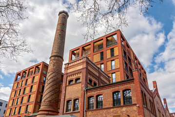 Die historischen Fassaden und Gebäudeteile des ehemaligen Elektrizitätswerkes mit neu errichteten Wohntürmen in der Voltastraße im Frankfurter Stadtteil Bockenheim
