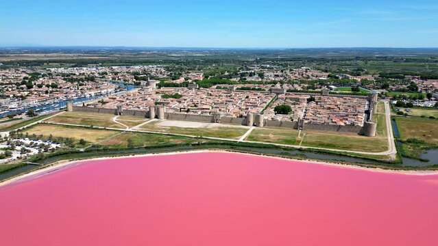 Aigues-Mortes, ville de camargue dans le sud de la France avec ses marais salants &agrave; proximit&eacute;