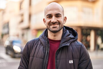 Obraz premium Young man smiling confident standing at street
