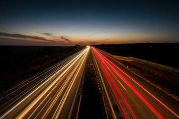 smugi światła reflektorów na autostradzie w nocy