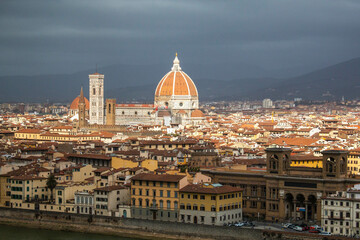 Fototapeta na wymiar View of the city of Florence, Italy, during sunset on a cloudy day. 