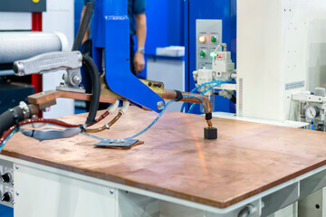 Spot welding arm or upper electrode tip with anti oxidation system and copper plate table of spot...