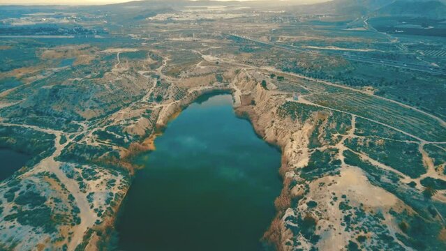 Toma a&eacute;rea de un laguna de corrientes de agua subterr&aacute;neas en una zona semi desertica
