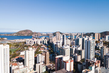 Fototapeta na wymiar Imagem aérea da cidade de Vitória, mostrando a ponte, o centro, a Reta da Penha, Enseada do Suá, Bahia de Vitória e o Shopping Vitória.