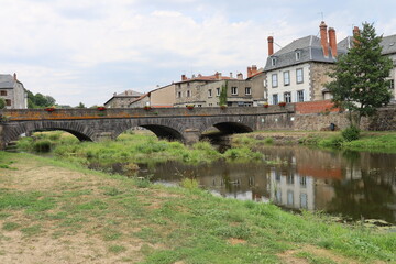 Fototapeta na wymiar Le pont vieux sur la rivière l'Ander, ville de Saint Flour, département du Cantal, France
