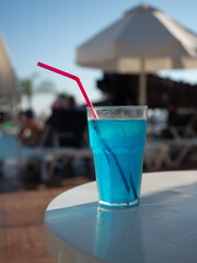 Niebieski drink nad basenem w hotelu, wakacje, urlop - obrazy, fototapety, plakaty