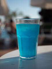 Niebieski drink nad basenem w hotelu, wakacje, urlop - obrazy, fototapety, plakaty