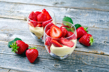 Traditionelle italienische Mascarpone Creme mit Vanille Quark und frischen Erdbeeren serviert als...