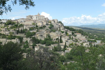 Fototapeta na wymiar Village de Gordes en Provence à flanc de montagne