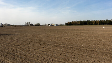 Gospodarstwa na tle pola w Wielowsi koło  Gniewkowa