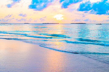lever de soleil pittoresque sur l& 39 île des Maldives, le soleil se levant de l& 39 océan Indien et se reflétant dans l& 39 eau, concept de voyage