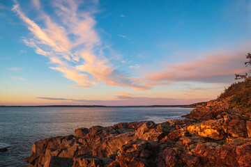Obraz premium sunrise on rocky beach
