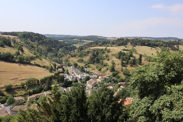 Vue sur les paysages du cantal depuis Saint Flour, ville de Saint Flour, d&eacute;partement du Cantal, France