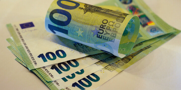 100-Euro-Scheine ausgelegt und gerollt als Nahaufnahme