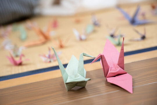 Two origami cranes that stick the beaks together