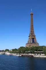 Fototapeta na wymiar View of the Seine and the Eiffel Tower from the Bir Hakeim bridge