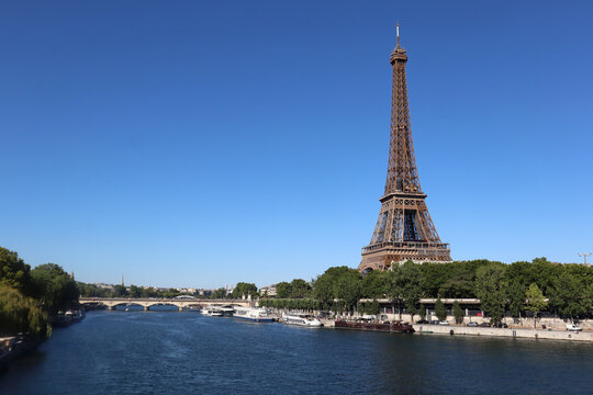 View of the Seine and the Eiffel Tower from the Bir Hakeim bridge