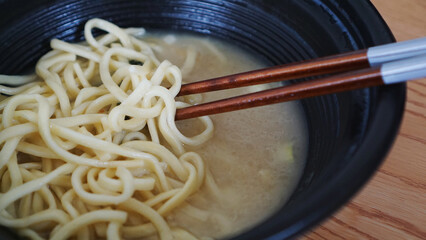 食べかけの豚骨ラーメンの麺とお箸