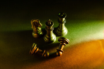 PIEZAS DE AJEDREZ EN FONDO NEGRO CON ILUMINADORES DE  COLOR VERDE , DORADO, PRIMERO PLANO (REY,...