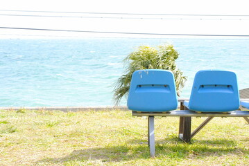 穏やかな春の海辺の椅子