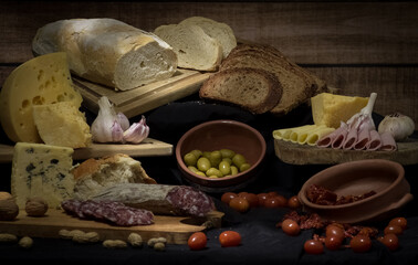 Bodegón de quesos, fiambres y aceitunas