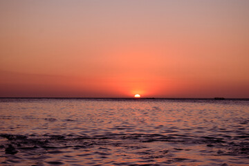 Relajante atardecer en el mar de Santa Marta, Colombia