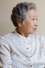 微笑む高齢女性　ポートレート